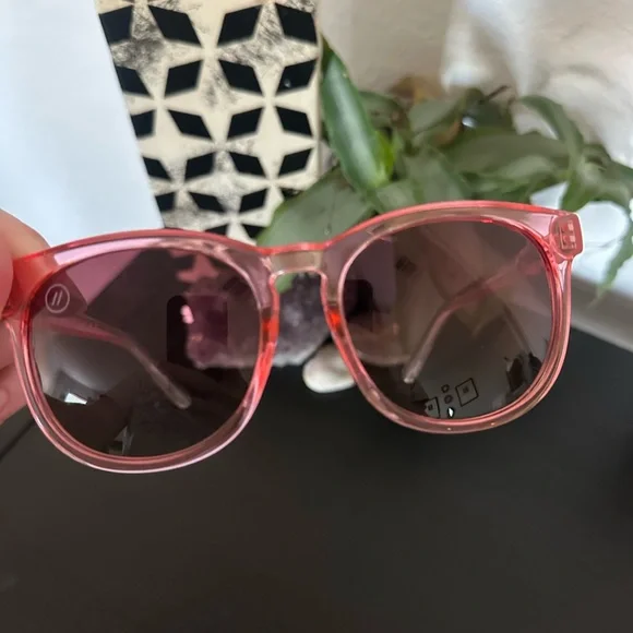 NEW Blenders “Flamingo Beach” Sunglasses - Picture 6 of 10